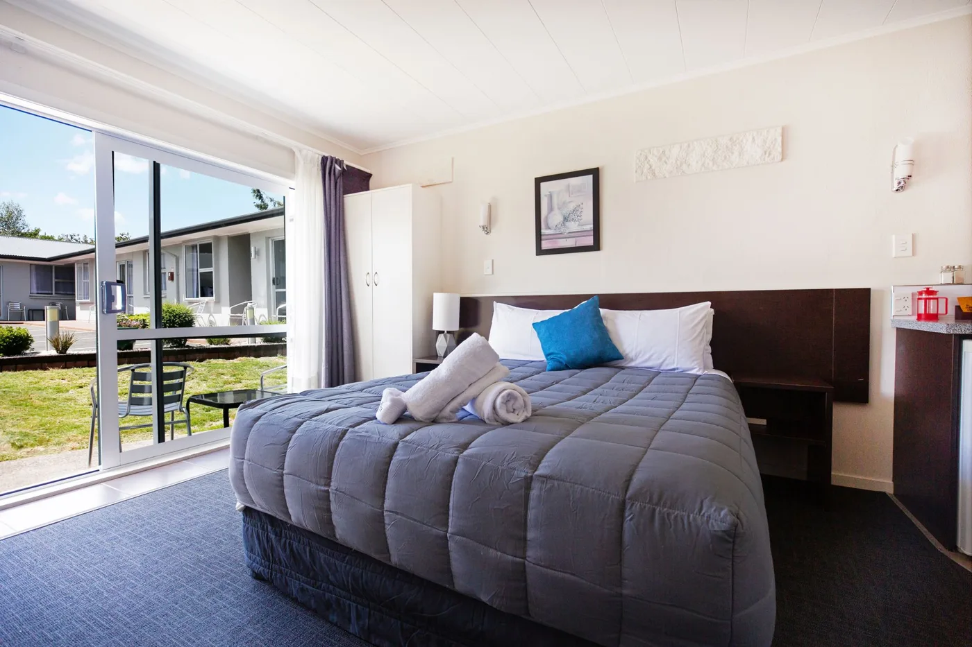 Lake Breeze Motel — Studios & family apartments