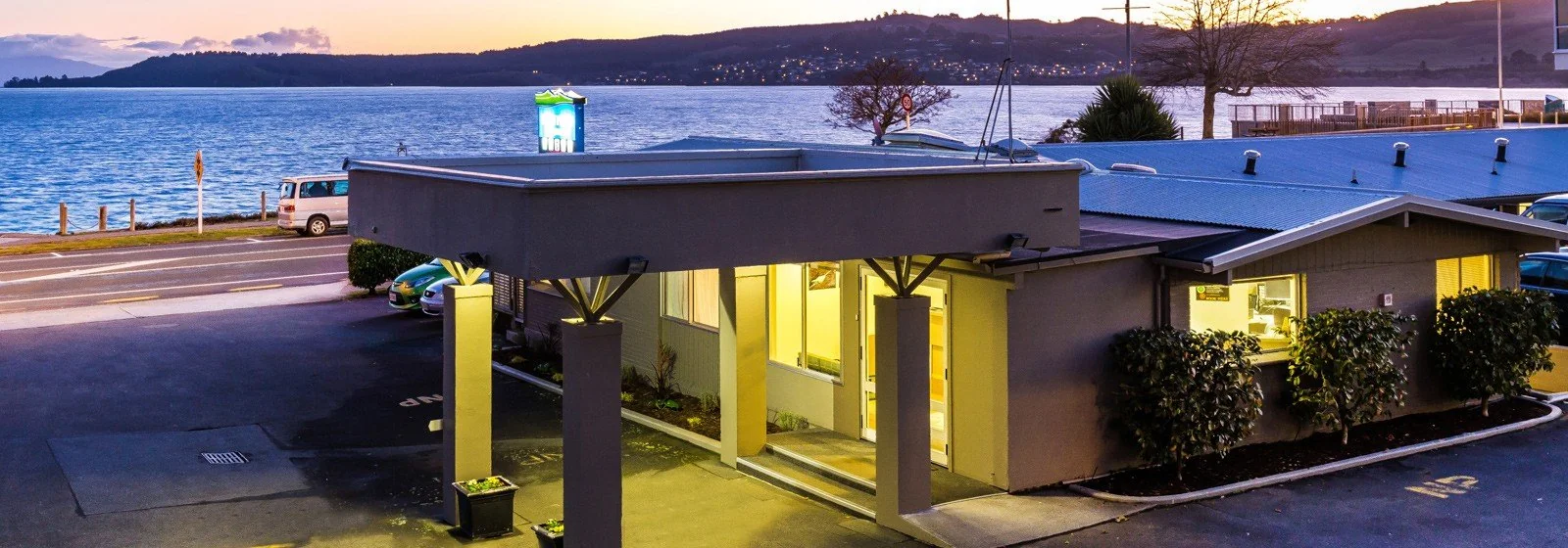 Twin Peaks Lakeside Inn — Lakeside motel